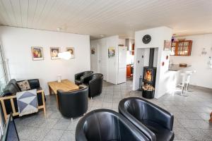 Cozy thatched cottage with pool by the sea - SJ450