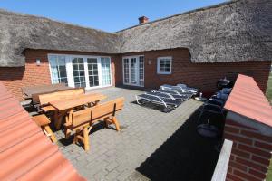 Cozy thatched cottage with pool by the sea - SJ450