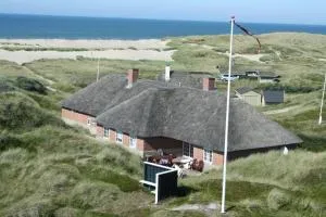 Thatched house with pool by the sea - SJ690 - Ferring