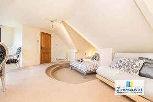 CHINE MANOR by BOURNECOAST - A Beachfront Holiday Home with a Sea View, Garden and Parking - HB9555