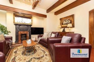 CHINE MANOR by BOURNECOAST - A Beachfront Holiday Home with a Sea View, Garden and Parking - HB9555