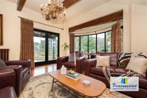 CHINE MANOR by BOURNECOAST - A Beachfront Holiday Home with a Sea View, Garden and Parking - HB9555