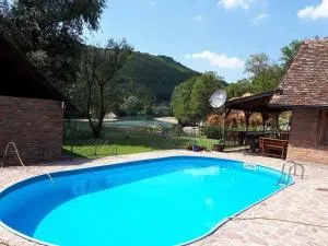 "River paradise" Vikendica sa bazenom, ladarom i kaminom na samoj obali Vrbasa Banja Luka - Banja Luka