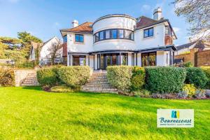 CHINE MANOR by BOURNECOAST - A Beachfront Holiday Home with a Sea View, Garden and Parking - HB9555