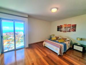 Warm Winter Stay with Panoramic Sea and City Views, Sunrise and Sunset Moments