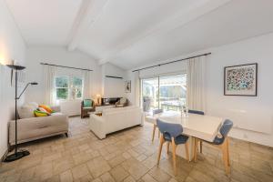 Maisons de vacances Villa Triptyque - Avec piscine et grand jardin : photos des chambres