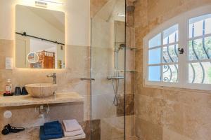 Maisons de vacances Villa Triptyque - Avec piscine et grand jardin : photos des chambres