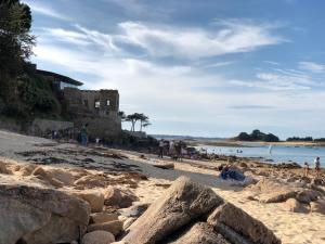Vue mer à Carantec Grand appartement avec Balcon Parking privé et Plage à pied