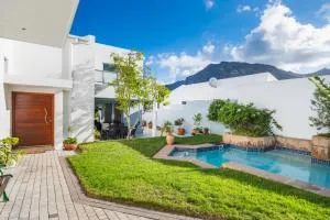 Near Beach Pool Mountain Views On Canal - Marina da Gama