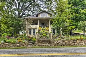 Historic Hardy House on Main Street with Fire Pit! - Mammoth Spring