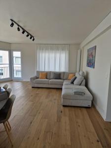 Luxury Renovated 3 Rooms Apartment