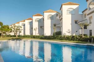The Marbella Beach House - 4min Walk to the Sea