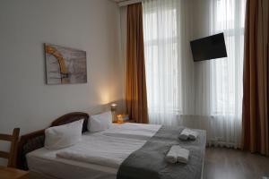 Double Room with Private Shower and Shared Toilet room in City Pension Berlin