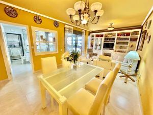 GATU Cream, terraza, parking, aire acc, piscina común " Preferente mayores de 25 años y familias "