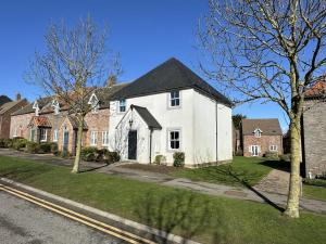 Greenwich Cottage - Part of the The Bay Filey Holiday Village with pool, gym and direct beach access, pub, restaurant, tennis and meadows walks