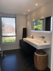 Maisons de vacances LA VILLA KORLEA AVEC PISCINE AIX LES BAINS : photos des chambres