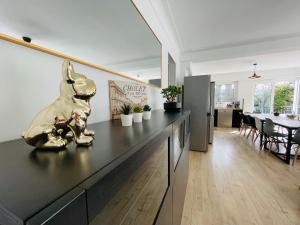 VILLA CITY GARDEN - Maison Spacieuse et Jardin - Proche Centre ville - 4-star hotels in Cholet