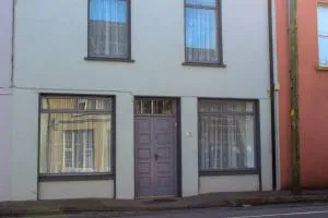 Katie's Town House - Reenard Cross