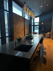 Pow Panorama - High standard Mountain home