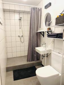 Modern & Cozy Gem - Spacious Central Retreat with private entrance