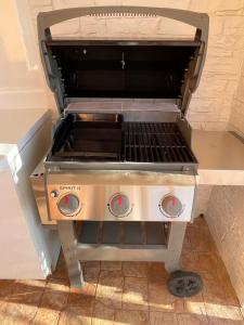 Villas Orange Villa on the Cote d'Azur 6BR 11pax AC Private Heated Pool BBQ Mountain View : photos des chambres