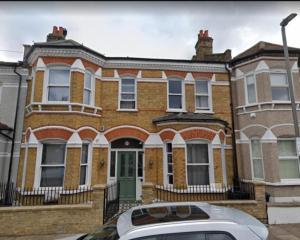 20 mins to central London, Stylish sky views 2 bed