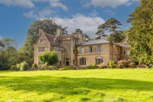 9 Bedrooms Grand Manor House Near Bath, Sleeps 26
