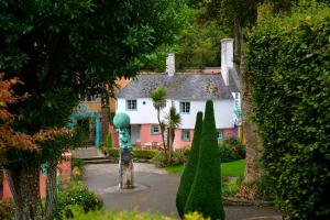 Penrhyndeudraeth, Gwynedd, North Wales LL48 6ER, United Kingdom.