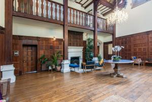 9 Bedrooms Grand Manor House Near Bath, Sleeps 26