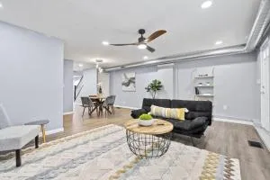 3BR Charming Home with Fireplace - New Kensington