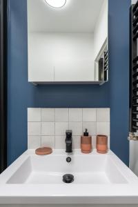 Studio rénové avec balcon près des Champs-Elysées