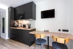 Studio rénové avec balcon près des Champs-Elysées