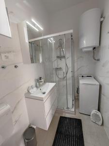 YELLOW APARTMENT WITH FREE PARKING