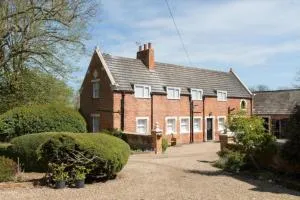 Enholmes Coach House - Halsham