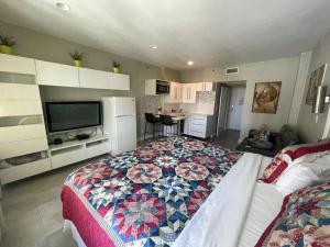 Oceanfront Miami Beach Studio 925