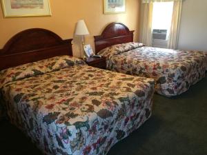 Double Room with Two Double Beds room in Howards Motel