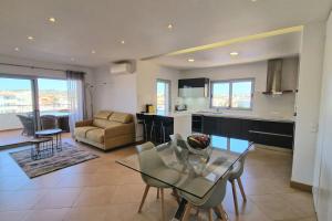 Deluxe 2 bedroom apartment with BBQ