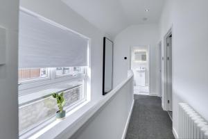 4 Bedrooms Homely House with Garden- Sleeps 9 Comfortably with 6 Comfortable Beds, Free Street Parking, Business Travellers, Contractors, & Holiday-Goers, Coventry, NearMajor Transport Links in Coventry and Motorway