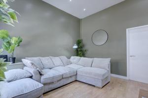4 Bedrooms Homely House with Garden- Sleeps 9 Comfortably with 6 Comfortable Beds, Free Street Parking, Business Travellers, Contractors, & Holiday-Goers, Coventry, NearMajor Transport Links in Coventry and Motorway