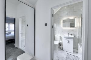 4 Bedrooms Homely House with Garden- Sleeps 9 Comfortably with 6 Comfortable Beds, Free Street Parking, Business Travellers, Contractors, & Holiday-Goers, Coventry, NearMajor Transport Links in Coventry and Motorway