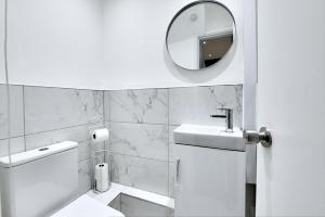 4 Bedrooms Homely House with Garden- Sleeps 9 Comfortably with 6 Comfortable Beds, Free Street Parking, Business Travellers, Contractors, & Holiday-Goers, Coventry, NearMajor Transport Links in Coventry and Motorway