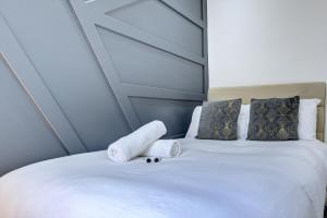 4 Bedrooms Homely House with Garden- Sleeps 9 Comfortably with 6 Comfortable Beds, Free Street Parking, Business Travellers, Contractors, & Holiday-Goers, Coventry, NearMajor Transport Links in Coventry and Motorway