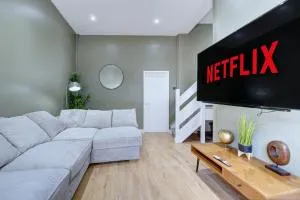 4 Bedrooms Homely House with Garden- Sleeps 9 Comfortably with 6 Comfortable Beds, Free Street Parking, Business Travellers, Contractors, & Holiday-Goers, Coventry, Near All Major Transport Links in Coventry and Motorway - Exhall