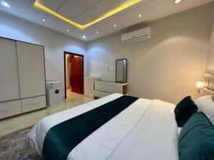 شقة فاخرة غرفة وصالة النرجس 22