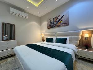 شقة فاخرة غرفة وصالة النرجس 22