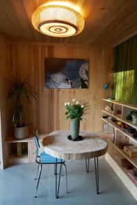 Maisons de vacances L'ilot du 9 - Cabane & spa au bord du lac : photos des chambres