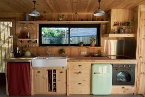 Maisons de vacances L'ilot du 9 - Cabane & spa au bord du lac : photos des chambres