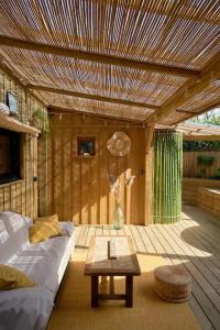 Maisons de vacances L'ilot du 9 - Cabane & spa au bord du lac : photos des chambres