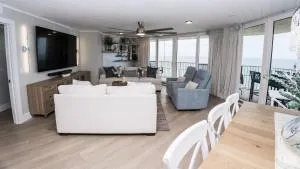 NEW Rental - 3BR 3BA Corner Beachfront - 2024 Remodel - 3 pools, tiki hut, gym, tennis - Apalachicola