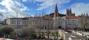 BURGOS CONTEMPLA Centro histórico. Frente al arco